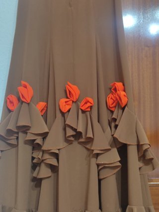 Falda flamenca con volantes y flores hechas a mano