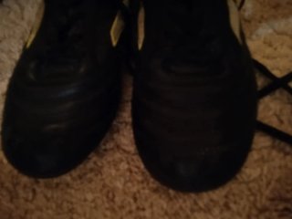Botines de fútbol negros y amarillos
