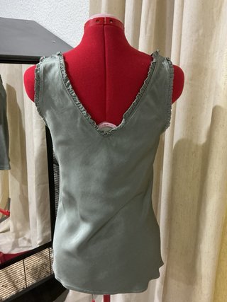Top in raso verde