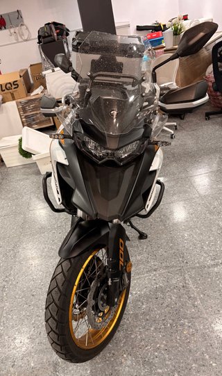 QJ Motor SRT 700X Aventura Blanca y Dorada