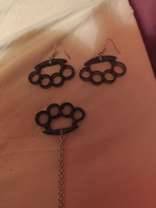 Conjunto: Pendientes y Collar Puño Americano Negro