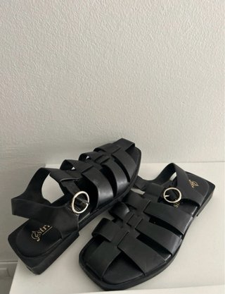 Sandalias cangrejeras Stradivarius piel negras