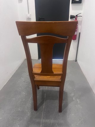Juego de 4 sillas de madera