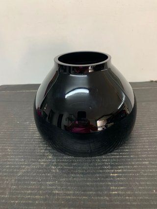 Vaso di vetro nero