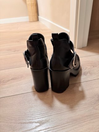 Botines negros con hebilla y plataforma