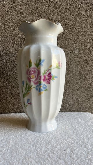 Vaso in porcellana con fiori
