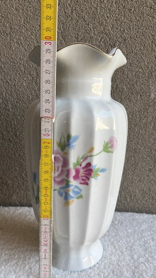 Vaso in porcellana con fiori