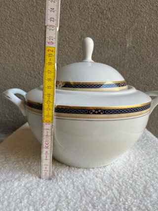 Zuppiera in porcellana con decori oro