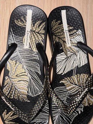 Chanclas Ipanema negras y doradas