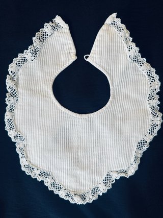 Babero antiguo con encaje