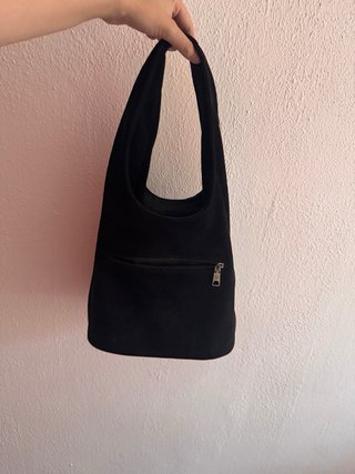 Bolso negro con detalles plateados