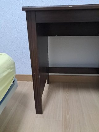Escritorio de madera marrón