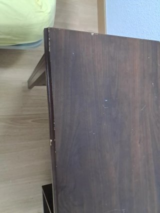 Escritorio de madera marrón