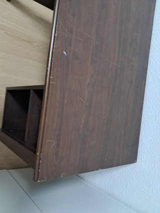 Escritorio de madera marrón