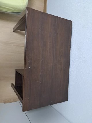 Escritorio de madera marrón
