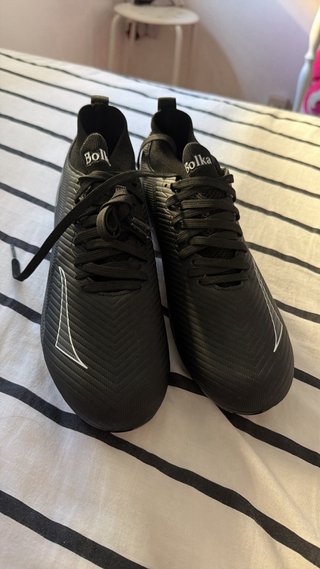 Zapatos de fútbol negros y plateados