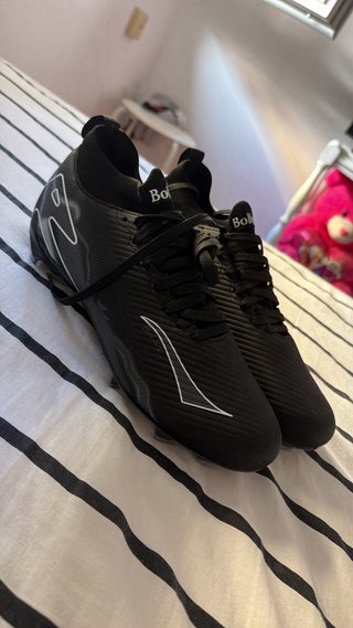 Zapatos de fútbol negros y plateados