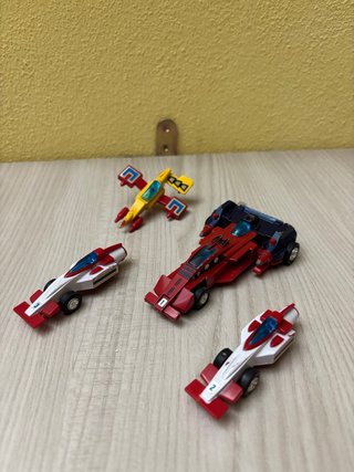 Modellini auto da corsa rossi e bianchi