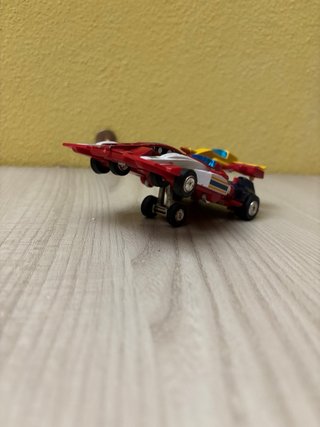 Modellini auto da corsa rossi e bianchi