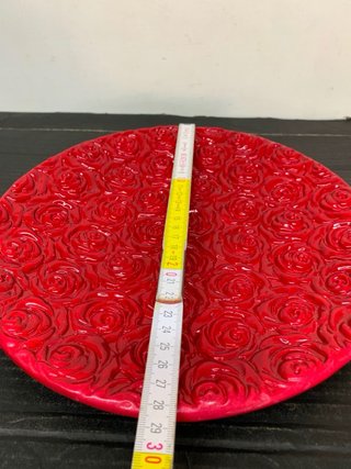 Piatto decorativo rosso con rose