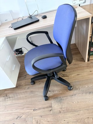 Silla de oficina ergonómica azul en buen estado