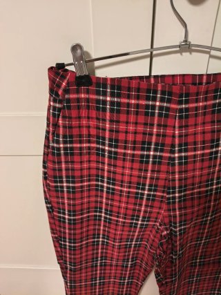 Pantalón de cuadros rojo y negro