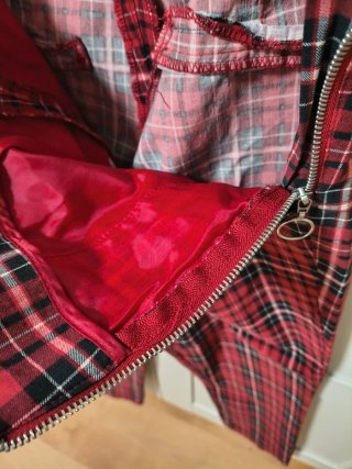 Pantalón de cuadros rojo y negro