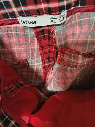 Pantalón de cuadros rojo y negro