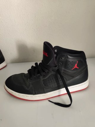 Zapatillas Jordan Negras y Rojas