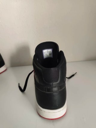 Zapatillas Jordan Negras y Rojas