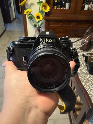 Macchina fotografica Nikon FM con obiettivo