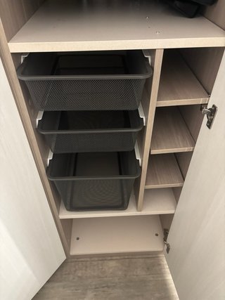 SE VENDE ARMARIO ESQUINERO DE MADERA MACIZA