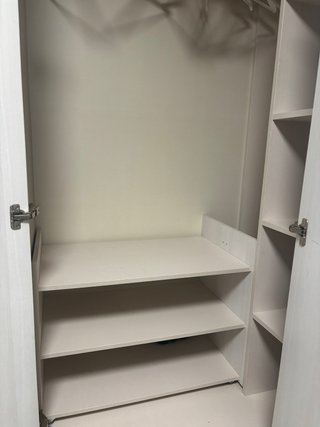 SE VENDE ARMARIO ESQUINERO DE MADERA MACIZA