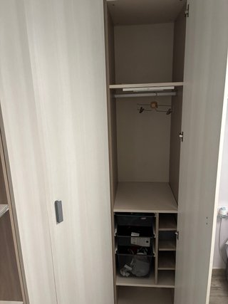SE VENDE ARMARIO ESQUINERO DE MADERA MACIZA