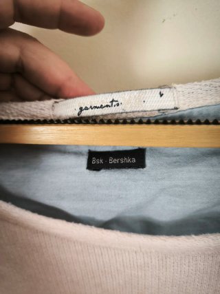 Blusa Bershka bege e azul tamanho S
