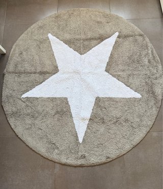 Alfombra redonda beige con estrella blanca