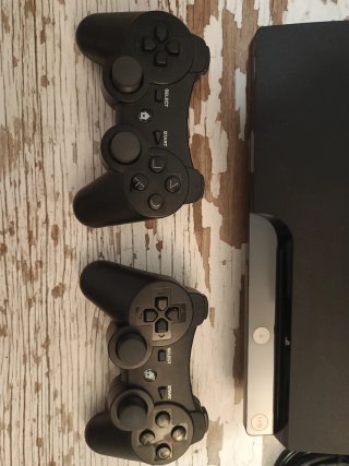 Consola PS3 con 2 mandos y 3 juegos