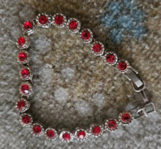 Pulsera de plata con piedras rojas