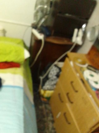 Máquina de coser antigua con mueble