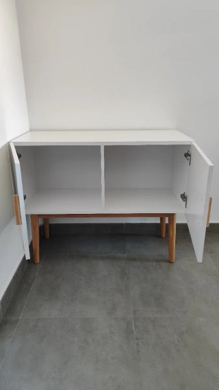 Aparador estilo retro o vintage. Blanco y Madera