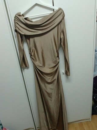 Vestido largo dorado con escote Bardot