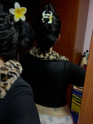 Chaqueta negra con estampado de leopardo