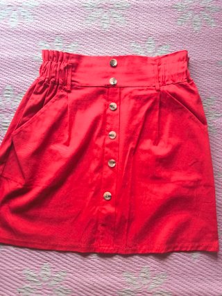 Falda corta roja con botones