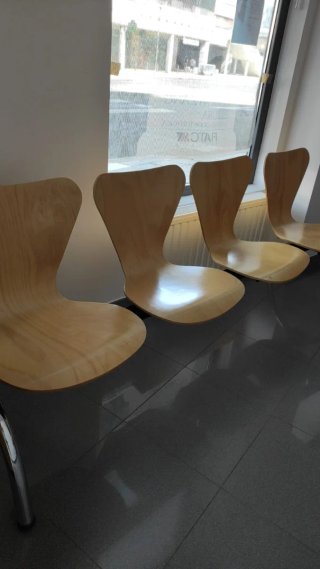 Sillas sala espera y mesa madera