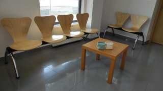 Sillas sala espera y mesa madera
