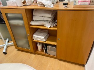 Mueble de madera y cristal
