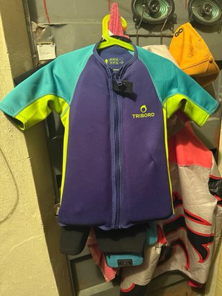 2 neoprenos 8 y 10 años + regalo