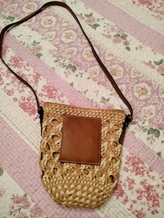 Bolso de rafia chic con detalle de piel