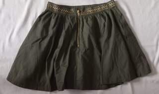 Falda verde con detalles dorados t. 36