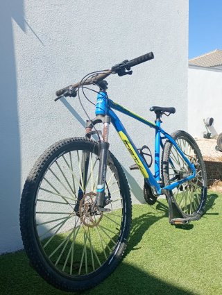 Bicicleta de Montaña Azul y Amarilla
